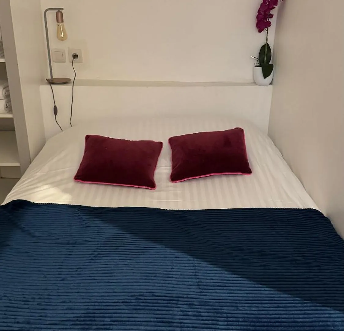 Practical Lodging Near Le Louvre Paris